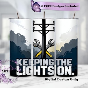 Op de afbeelding: Een beker met een ontwerp met een elektriciteitspaal, gekruiste sleutels en de tekst "KEEPING THE LIGHTS ON". De achtergrond toont een bewolkte lucht. Een banner luidt "8 FREE Designs Included".