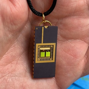 Vibrant Memory Upcycled IC Chip Halsband: 24K guldpläterat keramiskt hänge handgjort i Silicon Valley