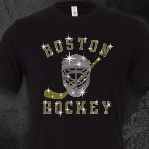 Camiseta de hockey de Boston con diamantes de imitación, camiseta deportiva personalizada, mamá del hockey, ropa deportiva personalizada, camiseta de hockey personalizada, camiseta de hockey sobre hielo