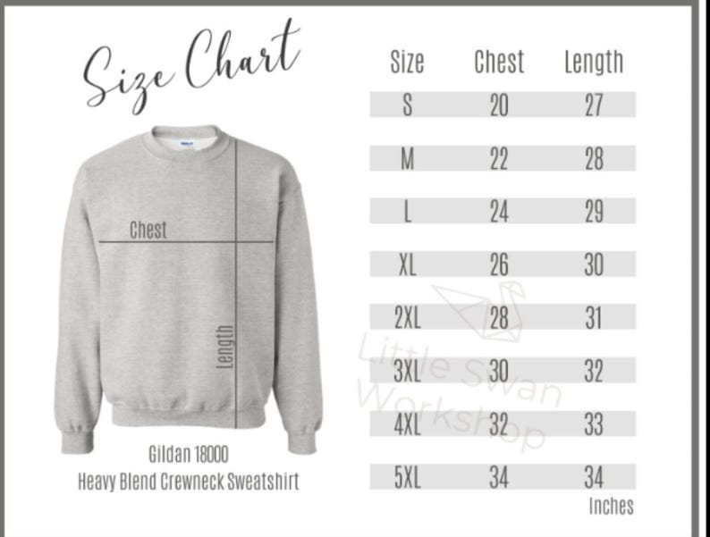 Op de afbeelding: Een lichtgrijs Gildan 18000 heavy blend sweatshirt met ronde hals naast een maattabel. De tabel toont de maten S tot 5XL met bijbehorende borst- en lengtematen in inches, vari&euml;rend van 20 tot 34 inch voor de borst en 27 tot 34 inch voor de lengte.