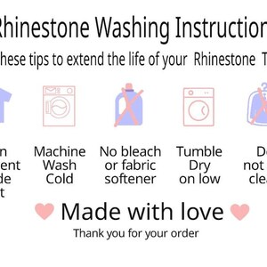 Op de afbeelding: Een instructieafbeelding met de titel Rhinestone Washing Instructions en de tekst: use these tips to extend the life of your Rhinestone T-shirt. Het bevat vijf iconen: kledingstuk binnenstebuiten keren, koud wassen in de machine, geen bleekmiddel, drogen op lage temperatuur en niet chemisch reinigen. Tekst onderaan: Made with love, Thank you for your order.