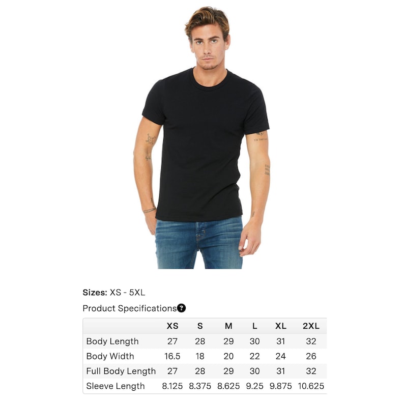 Peut inclure: Un t-shirt noir &agrave; col rond. Le mod&egrave;le porte le t-shirt avec un jean bleu. Le tableau des sp&eacute;cifications du produit indique les tailles de XS &agrave; 5XL, avec des mesures de longueur du corps, de largeur du corps, de longueur totale du corps et de longueur des manches en cm.