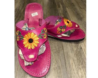 Sandalias de girasol rosa fucsia hechas a mano – Calzado veraniego vibrante
