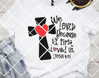 Amamos porque Él nos amó primero Svg Png, 1 Juan 4 19 Svg Png, Él nos amó primero Svg Png, Christian Svg Png, Jesús PNG SVG, Versículo de la Biblia SVG