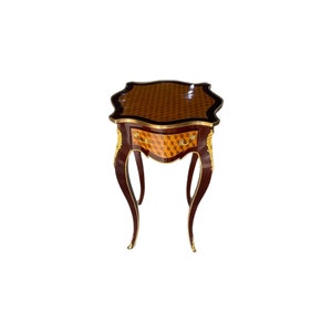 Mesa auxiliar Luis XV de caoba con cajón