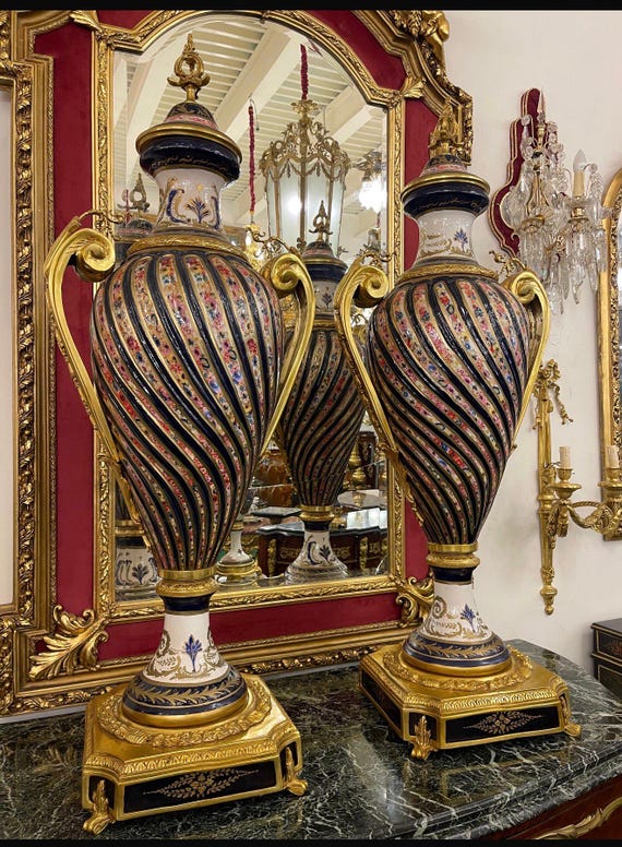 Monumentale französische Empire-Porzellanurnen, handbemalte dekorative Vase aus vergoldeter Bronze