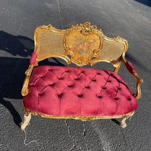 Handgeschnitztes Sofa im Stil Louis XV mit floraler Rückenlehne - Goldfinish und tiefroter Samt