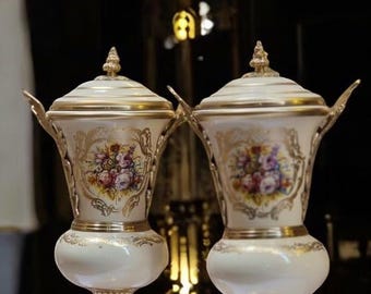 Französische Porzellan Urne Set | Handbemalt, im Rokoko-Stil, aus vergoldeter Bronze