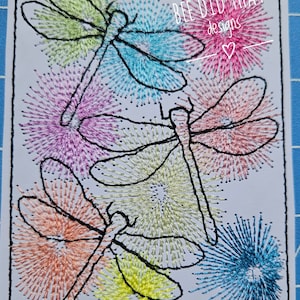 BDT Libellules en couleur - Une broderie machine spécialement conçue pour le papier cartonné Un motif de broderie machine en 3 tailles et 7 formats.
