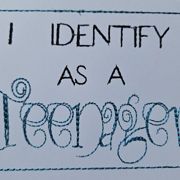 BDT Identify as a Teenager – Eine speziell für Karton digitalisierte Maschinenstickerei. Ein Maschinenstickdesign in 3 Größen und 7 Formaten.