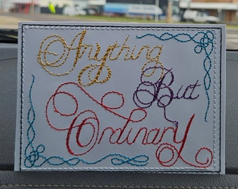 Flourish Anything but Ordinary: un archivo de bordado a máquina para cartulina, en diseños de 2 colores, cada uno tiene 3 tamaños en 7 formatos