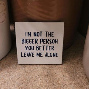 Aimant drôle pour réfrigérateur - je ne suis pas une personne plus grande, vous feriez mieux de me laisser tranquille. Blague à taille humaine