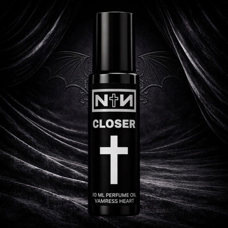 Aceite perfumado Nine Inch Nails CLOSER: cuero, pimienta negra, regaliz negro, cruces de madera y sangre de dragón imagen 1