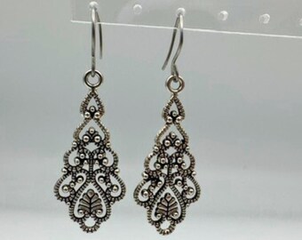 Boucles d'oreilles en forme de goutte d'argent en filigrane d'inspiration vintage avec crochets fabriqués à la main