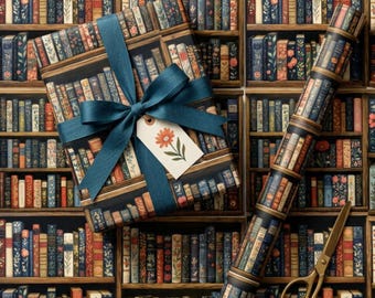 Pode incluir: Um presente embrulhado em papel com padrão de estante com vários livros coloridos, atado com uma fita azul-petróleo escura e uma etiqueta branca com uma flor laranja. Um rolo de papel de embrulho a condizer e tesouras douradas.
