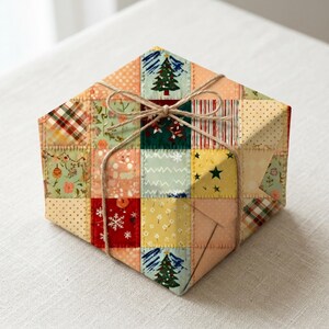 Papel de regalo navideño estilo patchwork, papel de regalo vintage con diseño de colcha, papel navideño estilo cottagecore, papel de regalo estilo álbum de recortes navideño retro.