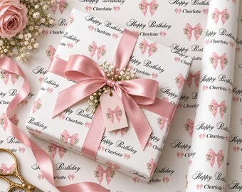 Gepersonaliseerd roze inpakpapier met bloemenstrik voor een verjaardag, cadeaupapier met eigen naam (Coquette-stijl)