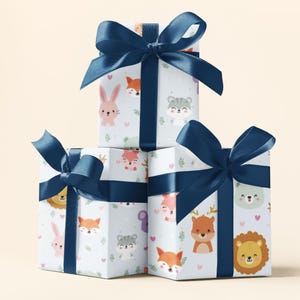 Carta da regalo per neonato celeste, carta con tema bosco e animali della foresta, carta da regalo rustica ed ecologica per baby shower, regalo neutro per neonato.