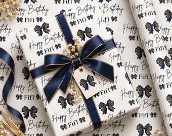 Gepersonaliseerd verjaardagscadeaupapier, cadeaupapier met naam en marineblauwe strik, elegant blauw verjaardagspapier, stijlvol cadeaupapier voor haar