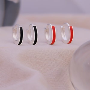 Brincos de opala Huggie - Brincos de argola feitos à mão - Preto, azul, vermelho, laranja - Brincos de argola exclusivos para ela - Presente para esposa, mãe - EA42