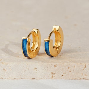 Opal Inlay Huggie Earrings- Dazzling Fire Opal Hoop Earrings- Minimalist Blue and Green Gemstone Jewelry- Perfect Gift for Her.