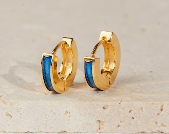 Boucles d'oreilles Huggie incrustées d'opale - Créoles éblouissantes d'opale de feu - Bijoux minimalistes en pierres précieuses bleues et vertes - Cadeau parfait pour elle.