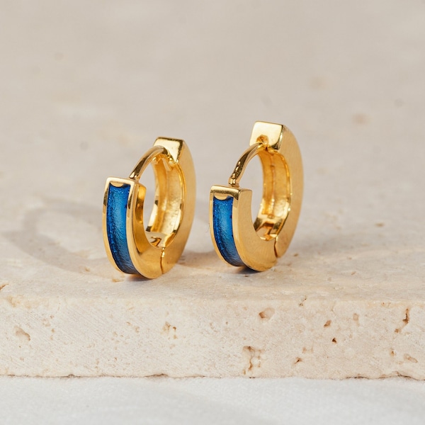 Boucles d'oreilles Huggie incrustées d'opale - Créoles éblouissantes d'opale de feu - Bijoux minimalistes en pierres précieuses bleues et vertes - Cadeau parfait pour elle.