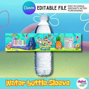 Puede incluir: Una botella de agua transparente con una colorida funda con personajes de Bob Esponja. La funda incluye el texto "HAPPY BIRTHDAY" y "SpongeBob SquarePants". También se ven las palabras "Water Bottle Sleeve".