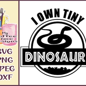 Peut inclure: Conception graphique en noir et blanc représentant une empreinte de dinosaure avec le texte "I own tiny dinosaurs".