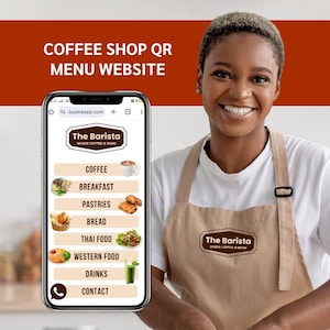 Könnte beinhalten: Eine lächelnde Person mit einer beigen Schürze mit dem Logo "The Barista", die ein Smartphone mit einem Café-Menü hält. Das Menü umfasst Kaffee, Frühstück, Gebäck, Brot, thailändische und westliche Küche sowie Getränke. Die Website ist businessgr.com.