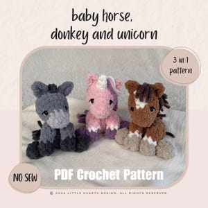 Op de afbeelding: Drie gehaakte knuffels waaronder een grijze ezel, een roze eenhoorn en een bruin paard met witte aftekeningen. De tekst luidt baby horse, donkey and unicorn, 3 in 1 pattern, NO SEW, PDF Crochet Pattern en 2026 LITTLE HEARTS DESIGN.