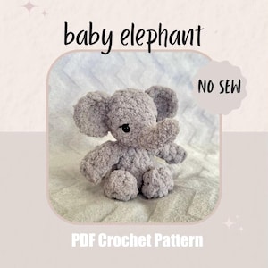 Peut inclure: Un éléphant bébé gris crocheté, avec de grandes oreilles, une trompe et de petits yeux noirs. L'image comprend le texte "baby elephant", "NO SEW" et "PDF Crochet Pattern". L'éléphant est assis sur une surface douce et claire.