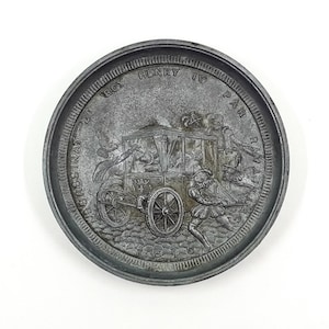Assiette décorative en métal bas relief vintage Milieu - fin du XIXe siècle, France Assiette décorative bas relief en métal française vintage décoration d&#39;intérieur française
