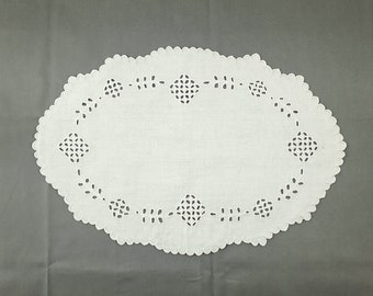 napperon en dentelle brodé à la main en lin vintage des années 1950 France napperon en dentelle à broderie anglaise vintage napperon ovale en lin français décoration d'intérieur vintage