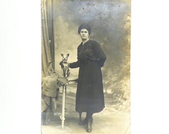Antikes Foto einer französischen Dame und eines Hundes aus den 1910er Jahren in Frankreich. Seltenes Schwarz-Weiß-Porträt. Französische Fotografie. Vintage-Antike-Sammelpostkarte