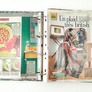 Peut inclure: Une page d'un magazine de loisirs créatifs présentant une courtepointe patchwork aux couleurs rouge, bleu et blanc. La courtepointe est posée sur un fauteuil et le texte "Un plaid très british" est visible sur la page.