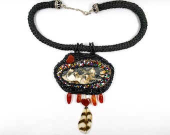 Collier artisanal vintage en cornaline perlage collier plastron des années 1980 France bijoux vintage Français noir collier pendentif coloré
