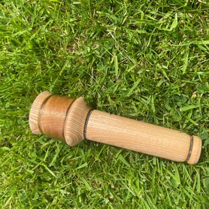 Carrete Hobo, también conocido como Poachers Mate, línea de pesca, camping, caza, bushcraft, supervivencia y pesca manual.
