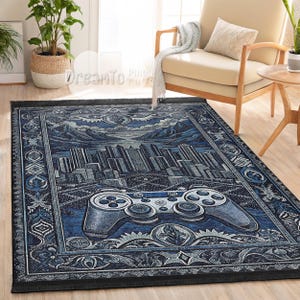 Puede incluir: Una alfombra rectangular azul con un diseño de paisaje urbano y un gran mando de videojuegos en el centro. La alfombra tiene un borde detallado y está colocada sobre un suelo de madera.