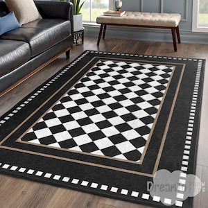 Puede incluir: Una alfombra rectangular con un patrón de cuadros blancos y negros en el centro. La alfombra tiene un borde negro con un acento marrón y un diseño de puntos blancos. Está colocada sobre un suelo de madera.