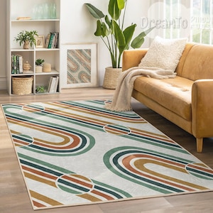 Könnte beinhalten: Ein rechteckiger Teppich mit Retro-Design. Der Teppich hat einen cremefarbenen Hintergrund mit geschwungenen Linien und Kreisen in Grün, Orange, Braun und Gold. Der Teppich befindet sich in einem Wohnzimmer mit Sofa und Pflanzen. Die Maße des Teppichs sind in Zentimetern.
