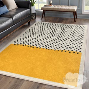 Puede incluir: Una alfombra moderna con fondo blanco y lunares negros. La alfombra tiene una franja amarilla en la parte inferior.