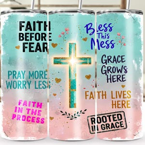 Puede incluir: Tres vasos de acero inoxidable con citas inspiradoras y un diseño de cruz. Los vasos presentan las frases "Faith Before Fear", "Pray More Worry Less", "Faith in the Process", "Bless This Mess", "Grace Grows Here" y "Faith Lives Here".