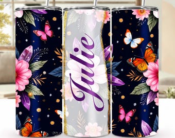 Adesivo personalizado com nome, borboleta e estampa floral – para copo térmico de 590 ml (20 oz), com cristais roxos.