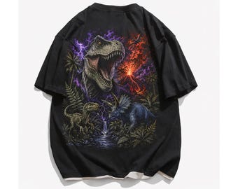 Vintage Jurassic dinosaurus-afbeelding uit de jaren 90 (PNG), T-shirt met halftoonafbeelding van een T-Rex en Triceratops, prehistorisch T-shirt uit de jaren 90, dinosaurus-top, nostalgisch natuurcadeau