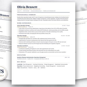 Könnte beinhalten: Eine professionelle Lebenslaufvorlage für eine Senior Operations Managerin namens Olivia Bennett mit Abschnitten für berufliche Zusammenfassung, Erfahrung, Ausbildung und Fähigkeiten sowie einem runden ATS Friendly-Abzeichen.