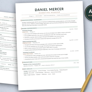 Könnte beinhalten: Eine zweiseitige Lebenslaufvorlage für einen Marketing Manager namens Daniel Mercer mit Abschnitten für berufliche Zusammenfassung, Erfahrung, Ausbildung und Fähigkeiten, inklusive ATS Friendly-Siegel und goldenem Stift.