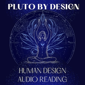 Könnte beinhalten: Eine blaue und weiße Illustration einer Person, die im Lotussitz mit erhobenen Armen sitzt, umgeben von einer Sternkarte. Der Text "PLUTO BY DESIGN" befindet sich oben im Bild und "HUMAN DESIGN AUDIO READING" unten.