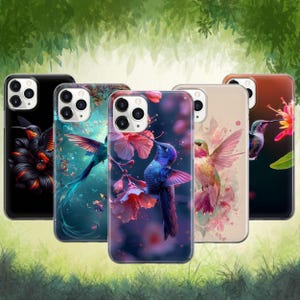 Peut inclure: Cinq coques de téléphone avec des illustrations de colibris. Chaque coque présente un design unique, avec des colibris de différentes couleurs et des décors floraux. Les coques sont conçues pour s'adapter à un smartphone et offrent une protection.