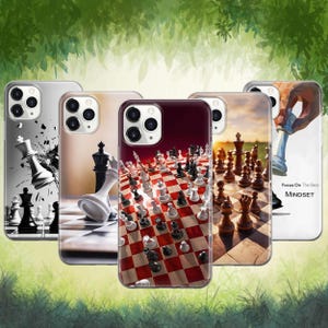 Peut inclure: Plusieurs coques de téléphone avec des motifs sur le thème des échecs. Les coques présentent des images de pièces d'échecs, d'échiquiers et des graphiques abstraits liés aux échecs. Les coques sont de différentes couleurs et styles, avec un accent sur le jeu d'échecs.